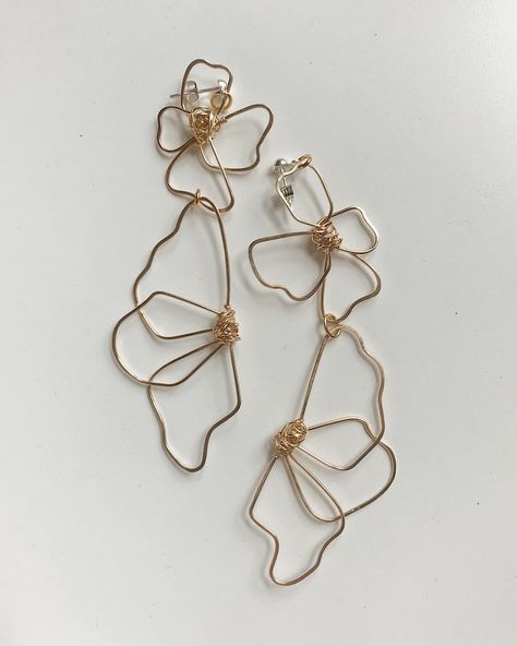 Matched Small Peonies✨ handcrafted with love in gold fill + sterling silver, to last you a lifetime ➰ #anitabjewelry Honey Jewelry, Diy Earrings Easy, Diy Wire Earrings, Wire Jewellery, Beads Bracelet Design, Diy Wire Jewelry, Handmade Fashion Jewelry, Handmade Wire Jewelry, Funky Jewelry