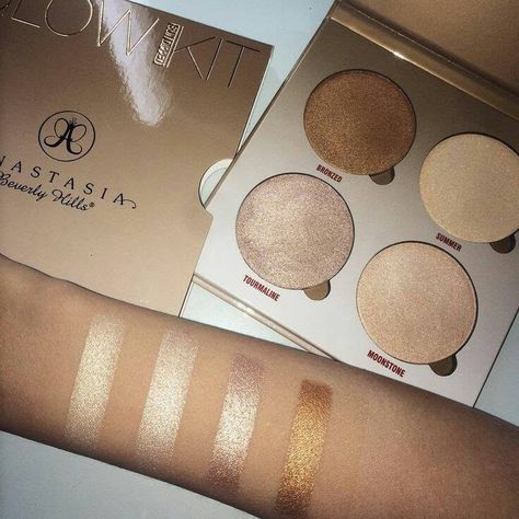 Anastasia Beverly Hills Glow Kit, Some Makeup, Makeup Aesthetic, Glow Kit, Makeup Must Haves, Trendy Makeup, Makeup Swatches, Highlighter Makeup, Makeup Goals