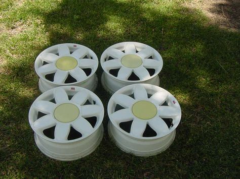 Daisy Car Rims, Flower Rims Beetle, Daisy Rims Beetle, Daisy Rims Car, Flower Rims Car, Volkswagen Beetle Daisy Rims, Beetle Cars With Daisy Rims, Cute Rims For Cars, Daisy Rims