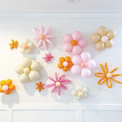 Daisy Balloon Wall, Groovy Photo Backdrop, Balloon Flower Wall, Flower Balloon Wall, Groovy One Backdrop, Groovy Balloons, Floral Party Decor, Wildflower Birthday Party, Flower Balloons