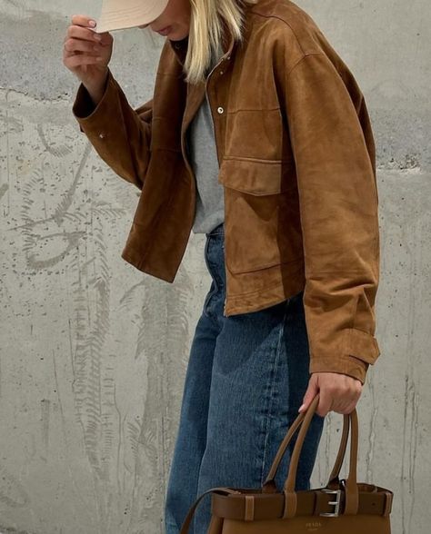 Suede jacket 🤎💌 Suede leather is back and we loveeeee it ❤️ #Suede #trench #jacket #coat #blazer #brown #leather hermes boots #winteroutfit fall autumn fit look #streetstyle styling inspo outfits inspiration aesthetic #suedejacket #suedeboots #suedecoat #suedeleather Canvas Jacket Outfit, Outfits Inspiration Aesthetic, Brown Leather Jacket Outfit, Womens Leather Jacket Outfit, Suede Jacket Outfit, Hermes Boots, Tan Suede Jacket, Jacket Outfit Women, Colors Of Fall