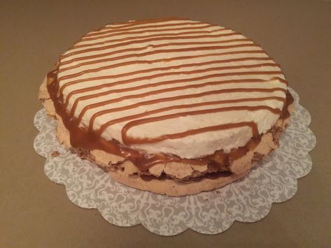 Caramel Crunch Cake Recipe, Caramel Crunch Cake, Crunch Cake Recipe, Copy Cat Recipe, Cookie Cake Pie, How To Make Caramel, Caramel Crunch, Crunch Cake, Cake Board