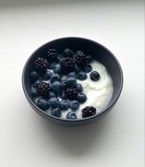 Blackberry Yogurt, Food Core, Yoghurt Bowl, Image Swag, Yogurt Bowl, Makanan Diet, Healthy Food Motivation, What’s Going On, Clean Recipes