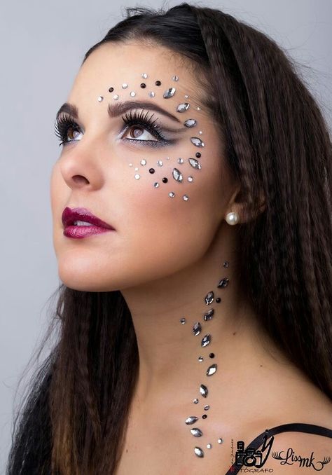 Trinidad Carnival Makeup, Edc Makeup, Glitter Carnaval, Jewel Makeup, Make Carnaval, Glitter Bar, Face Rhinestones, Festival Makeup Glitter, Rhinestone Makeup