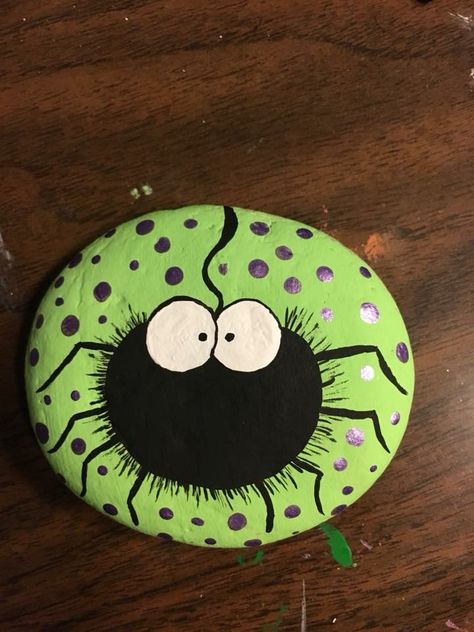 Spider Rock Art Ideas For Fall, Halloween Rocks Painted Ideas, Halloween Rock Art, Rock Painting Halloween, Easy Halloween Crafts For Kids, Halloween Crafts For Kids To Make, Green Spider, Art Pierre, Halloween Rocks