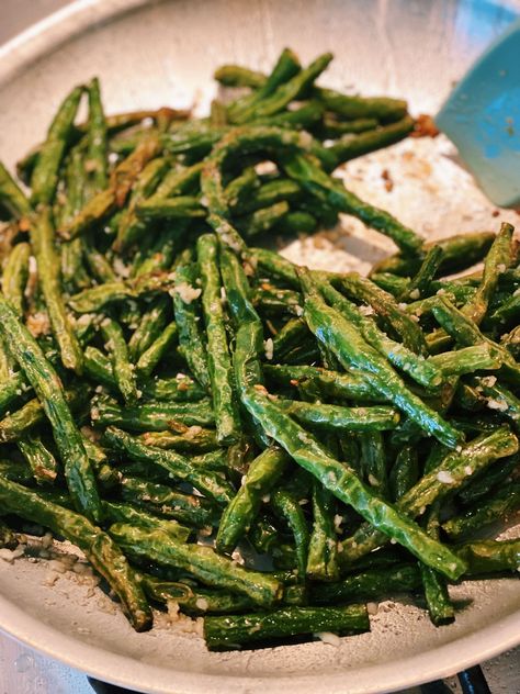 All you need is THREE ingredients only to make Chinese Restaurant Style Stir-Fried Garlic Green Beans at home. Chinese Style Green Beans, Chinese Garlic Green Beans, Fried Green Bean Recipes, Chinese Green Beans, Stir Fry Green Beans, Chinese Garlic, Tiffy Cooks, Fried Garlic, Fried Beans