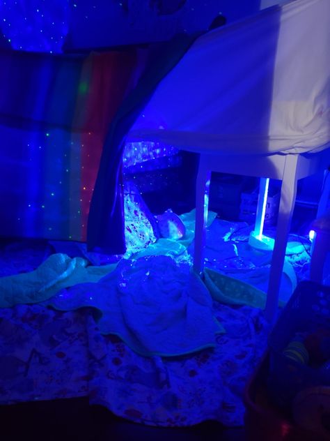 Fort Idea For If You Have A Vanity, An Extra Bed Sheet, 2 Big Blankets And 1 Small One, And Something To Weigh The Bed Sheet Down. Big Blankets, Bed Fort, Fort Ideas, Blanket Forts, Small Blanket, Sleepover Things, Blanket Fort, Build A Fort, Fun Sleepover Ideas