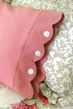 DIY Pillowcases - Scalloped Edge Pillowcase - Easy Sewing Projects for Pillows - Bedroom and Home Decor Ideas - Sewing Patterns and Tutorials - No Sew Ideas - DIY Projects and Crafts for Women http://diyjoy.com/sewing-projects-diy-pillowcases Manset Lengan, Zimmer Diy, Pillow Cases Diy, Beginner Sewing Projects Easy, Sleeves Designs For Dresses, Sewing Pillows, Leftover Fabric, Designs For Dresses, Diy Pillows