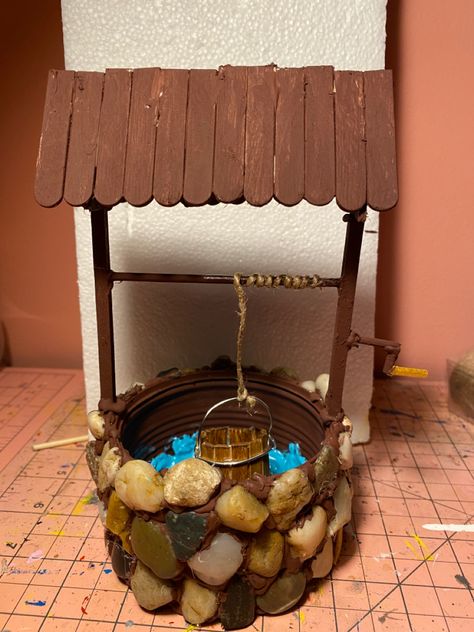 Here is the Wishing Well finished ! I made the bucket too ! Miniature Bucket Diy, Diy Wishing Wells, Mini Stuff, Farm Lifestyle, Festival Decor, Dnd Maps, School Project, Wishing Well, Archaeological Site