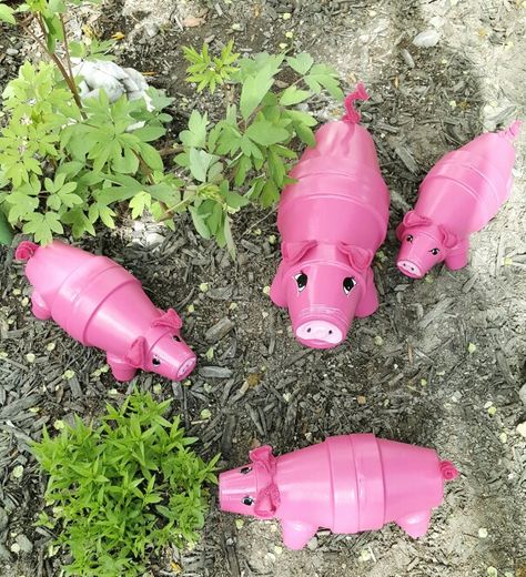 I made from Terra cotta clay pot's, my little pig's finally have faces, and enjoying the outdoors. Cute Garden Ideas, Gnome Diy, Clay Pot Projects, Flower Pot People, Terra Cotta Clay Pots, Unique Garden Art, Clay Pot People, Flower Pot Art, Terra Cotta Pot Crafts