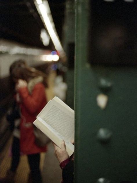 People Walking, Woman Reading, Reading A Book, I Love Books, Love Reading, Love Book, Reading Writing, Bookstore, A Book