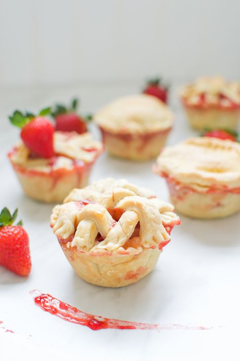 Mini Strawberry Rhubarb Pie, Pie Buah Mini, Hand Pies Strawberry, Strawberry Tart Recipe Mini, Mini Strawberry Pies, Strawberry Pie Photography, Strawberry Pies, Pi Pie, Individual Pies