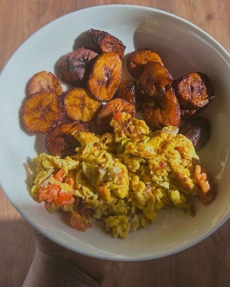 Is it even weekend breakfast if it’s not fried plantain and Nigerian style scrambled eggs? #nigerianscrambledeggs #friedplantains #nigerianbreakfast #nigerianbreakfastideas Plantain And Egg, Plantain Breakfast, Nigerian Breakfast, Fried Plantain, Saturday Breakfast, Egg Pictures, Pinterest Food, Nigerian Style, Plantains Fried