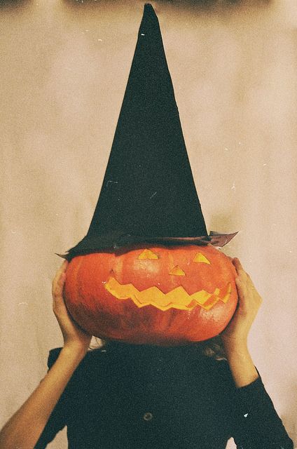 Halloween photoshoot Halloween Rain, Photo Halloween, Witches Halloween, Orange Coffee, Nikki Sixx, Halloween Photoshoot, Halloween Inspo, Season Of The Witch, Spooky Scary