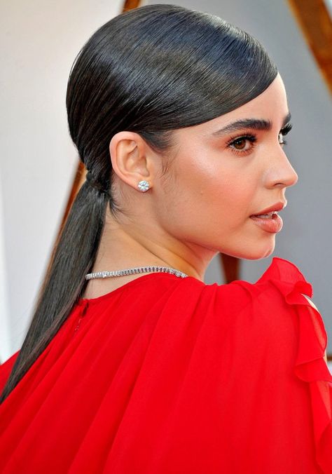 See All the Standout Beauty Looks at the 2018 Oscars - Sofia Carson Red Carpet Ponytail, Different Hair Cut, Slick Ponytail, Oscars Red Carpet, Lovely Smile, Sofia Carson, Slick Hairstyles, Beauty Looks, The Oscars