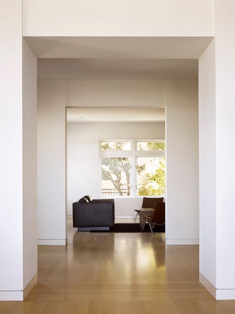 Architect Jeff Sherman shares his trade secret for the most consistently aligned and beautiful flush recessed baseboard detail. Modern Baseboards, Baseboard Styles, Modern Trim, Modern Hall, Home Decor Websites, Baseboard Molding, Wall Molding, Ideas Pictures, Baseboards