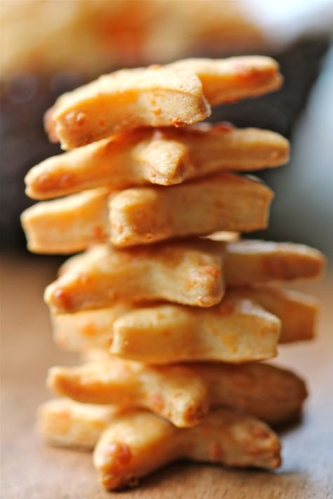 Cheddar Crackers Recipe, Homemade Cheese Crackers, Cheddar Crackers, Savoury Biscuits, Homemade Crackers, Snack Dip, Cracker Recipes, Homemade Cheese, Cheese Crackers