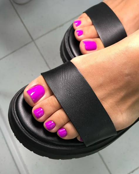 25 Summer Pedicure Ideas 2024: Explore Trendy Toenail Colors and Designs - Bright, Simple, Elegant Styles Pedicure Toe Nails Summer, Vacation Manicure And Pedicure, Toe Nails Color Ideas, Lavender Toe Nails Design, Beach Pedicure Ideas Toenails, Best Toe Nail Color Summer, Chrome Pedicure Toenails, Bright Pedicure Ideas, Summer Toenail Colors