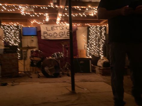 Real Grunge Aesthetic, Garage Concert Aesthetic, Basement Concert, Punk House Aesthetic, British Grunge, House Show Aesthetic, Grunge Basement, British Punk Aesthetic, Basement Band Aesthetic