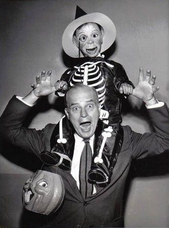 Edgar Bergen and Charlie McCarthy, 1955 Horror Gifs, 1950s Glam, Shari Lewis, Ventriloquist Doll, Charlie Mccarthy, Halloween Pin Up, Ventriloquist Dummy, Photo Halloween, Punch And Judy