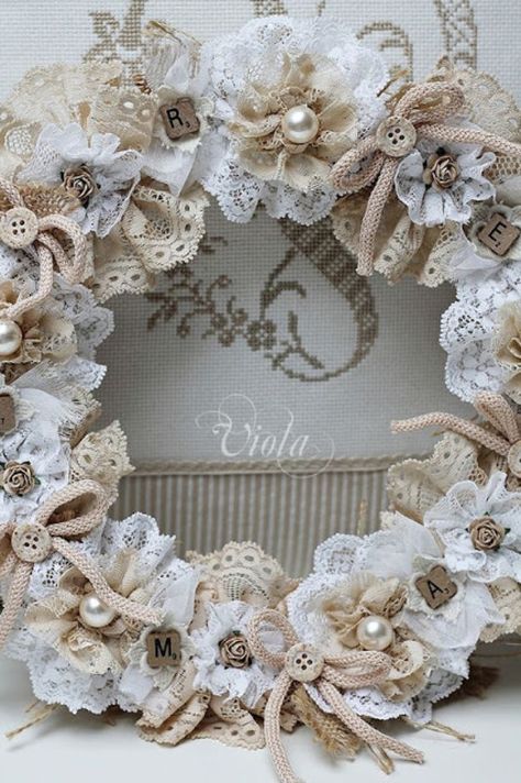 Shabby Chic Shelves, Shabby Chic Vanity, Shabby Chic Decor Diy, Shabby Chic Wreath, Doilies Crafts, Shabby Chic Wall Decor, Decoration Shabby, Shabby Chic Flowers, Estilo Shabby Chic