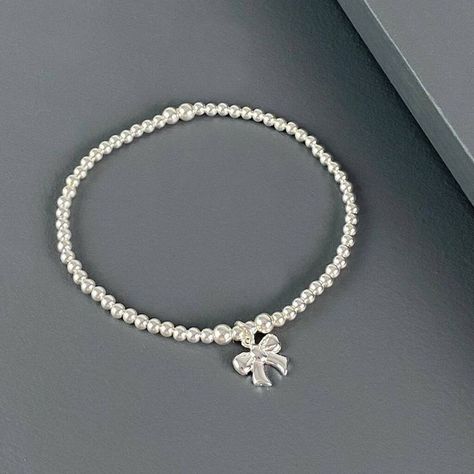 Beaded Bracelet Designs Simple, Jewelry Inspo Silver, Pretty Silver Jewelry, Silver Beaded Bracelets, Pulseras Kandi, Hand Bracelets, Silver Bracelet Designs, Silver Bracelet Stack, Gift For Bridesmaids