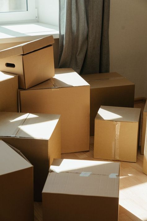 Do you have a big move coming up? Whether its your first apartment, your dream home, or a temporary move, there are some essentials that you'll need to make sure you bring. Check out these essential items that you'll need for your move! #Movers #MovingSoon #PackingList #PackingTips #OrganizationTips #NewHome Free Moving Boxes, Amazon Selling, Moving Help, Moving Checklist, Packing To Move, Big Move, Visual Board, Vision Board Manifestation, Moving Boxes