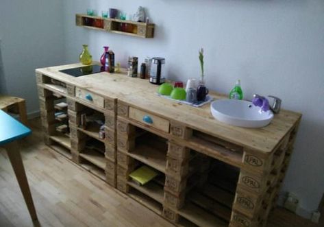 Pallet Bar Diy, Pallet Kitchen, 1001 Pallets, Mini Office, Kitchen Necessities, Diy Office, Pallet Shelves, Pallet Outdoor, Recycled Pallets