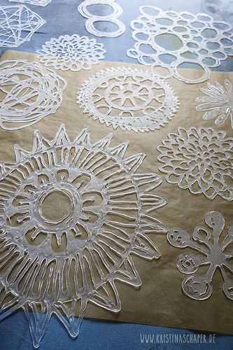 Printing with Hot Glue Stencils and Gelli Plate on fabric. English and German Hot Glue Stencil, Hot Glue Art, Glue Art, Gelli Plate Art, Gelli Plate Printing, Gelli Plate, Glue Crafts, Glue Gun, Hot Glue Gun