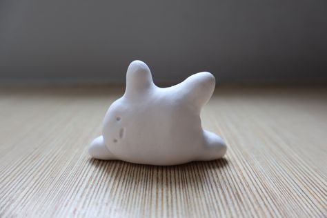 A little desk buddy to provide company, comfort, cuteness and silliness. Also functional as a pen holder or ring holder, but also up to your imagination what you want to use it for! Sculpted in simple and minimalist design to blend in anywhere. Handmade from polymer clay, so gentle care is needed.  All creations are made to order and sold in limited amounts, so quickly place an order before they run out! Dimensions: Height: ~2.5cm/ ~1 inch Width: ~4.5cm/ ~1.8 inch Weight: ~20gram/ ~0.04 oz Artif Polymer Clay Fidget Toy, Cute Things To Make Out Of Polymer Clay, Mini Desk Pals Clay, Cute Things To Sculpt, Clay Little Figures, Small Ceramic Figures, Yarn Holder Clay, Polymer Clay Picture Holder, Polymer Clay Critters