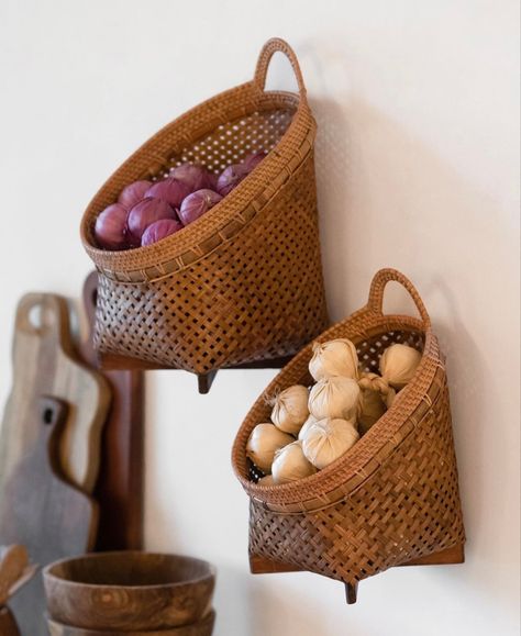 Cane Baskets, Boho Crafts Diy, Bamboo Decor, Kabinet Dapur, Willow Weaving, Cane Furniture, Bamboo Crafts, Bamboo Basket, Crafts Workshop