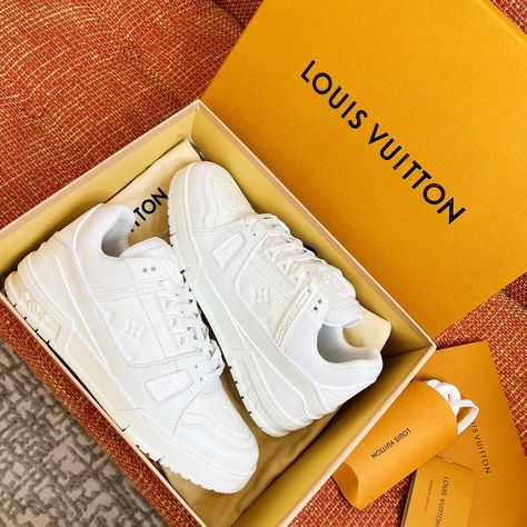 Louis Vuitton White Sneakers, White Shoes Outfit, Lv Sneakers, Asian Men Fashion, Fashion Shoes Heels, Pretty Shoes Sneakers, Lv Shoes, Nike Shoes Jordans, Fancy Shoes