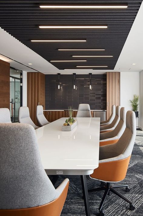 Ameredev created a new office in Austin, TX, that reflects Southwestern design inspired by the Permian Basin. The finishes, art, accessories, and plants mimic natural earth tones and textures. They even incorporated a cross-sectional map of the Permian Basin and successfully crafted a dynamic, sleek, contrasting, refined, and earthy space to achieve the vision. office furniture design inspiration | conference room interior design inspo | workplace design inspo | soft architecture Corporate Cafeteria Design, Conference Room Design Creative, Board Room Design, Meeting Room Design Office, Bank Interior, Conference Room Design, Showroom Inspiration, Ceo Office, Meeting Room Design