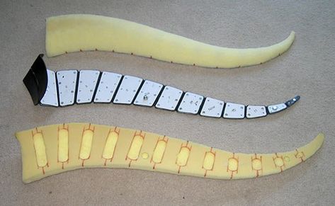 Dragon Tail Tutorial: rarsuit — LiveJournal Dragon Cosplay Diy, Tail Tutorial, Cosplay Horns, Fursuit Tutorial, Cosplay Disney, Make A Dragon, Dragon Tail, Tail Wagging, Dragon Crafts