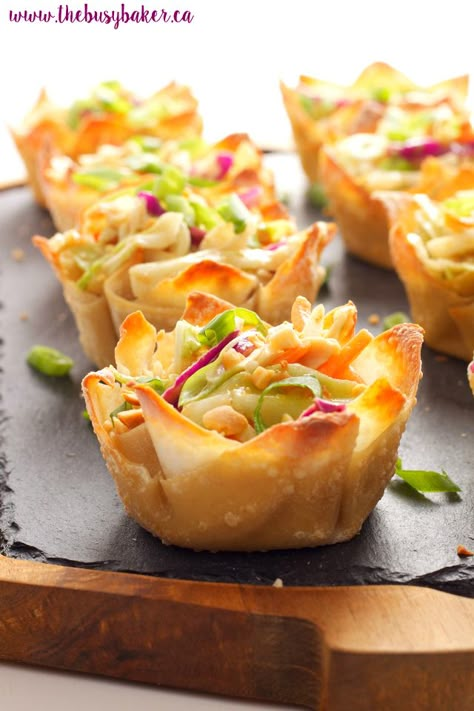 Thai Peanut Salad Wonton Cups www.thebusybaker.ca Salad Wonton Cups, Thai Peanut Salad, Peanut Salad, Wonton Cups, Healthy Party Food, Wonton Recipes, Thai Peanut, Snacks Für Party, Perfect Appetizers