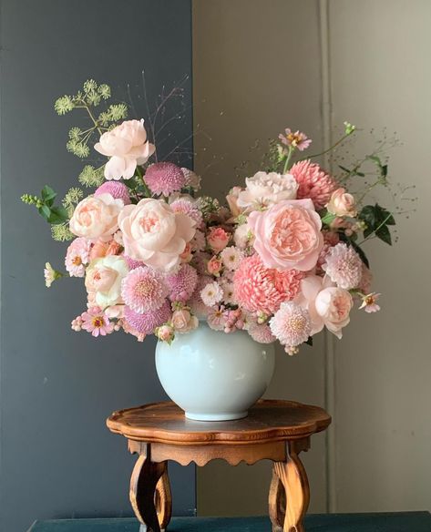 Luxury Flower Arrangement, Luxury Flower Bouquets, Low Centerpieces, Boquette Flowers, Flower Vase Arrangements, Flower Arrangements Simple, Flower Arrangements Diy, Flower Therapy, Beautiful Flower Arrangements