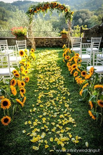 Wedding Decorations With Wood Slices, Summer Time Wedding Dresses, Sunflower Alter Arrangements, Outside Sunflower Wedding Ideas, Nature Event Decor, Yellow Flowers Wedding Decoration, Sunflower Decor Wedding, Forest Green And Sunflower Wedding, Sunflower Field Wedding Ceremony