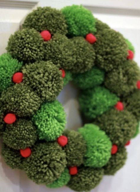 Pom pom Christmas wreath DIY project | Time to deck the halls and add some Christmas spirit with these DIY Christmas Wreath ideas! Hoops, fabric, sweets, nature, boho inspired and more... | A Visual Merriment #christmas #christmasdiy #christmaswreath #diywreath #christmasdecoration #diychristmascrafts #christmaswreathdiy #pompom Pom Pom Wreath, Winter Craft, Pom Pom Crafts, Christmas Wreaths To Make, Navidad Diy, Christmas Makes, Noel Christmas, Christmas Wreaths Diy, Christmas Deco