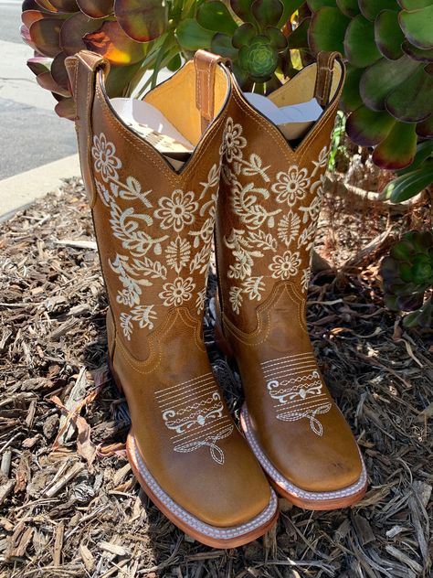 Volcano boots made with real leather, in the color honey/miel Come embroidered with a gorgeous design! Brown And White Cowgirl Boots, Boots For Quinceanera, Mexican Cowgirl Boots, Quinceanera Boots, Boots Vaqueras, Quince Boots, Mexican Boots For Women, Wedding Cowboy Boots For Bride, Womens Square Toe Cowboy Boots