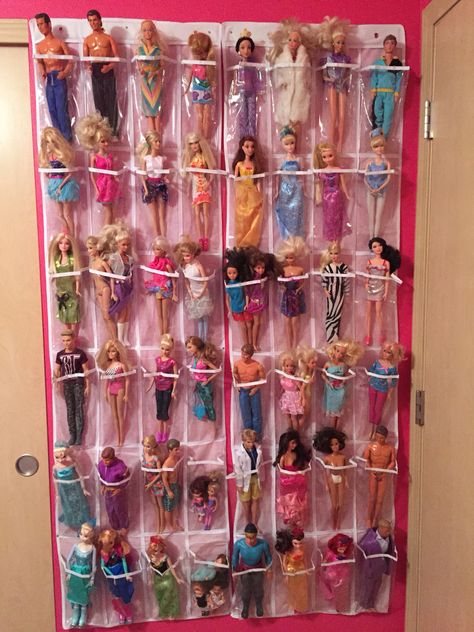 Barbie storage Over the door shoe organizer How To Storage Barbies, Barbie Organizer Ideas, Barbie Display Ideas Shelves, How To Organize Barbie Stuff, Barbie Accessories Storage, Barbie Doll Storage Ideas, Barbie Storage Ideas, Aesthetic Playroom, Toys Organization Ideas