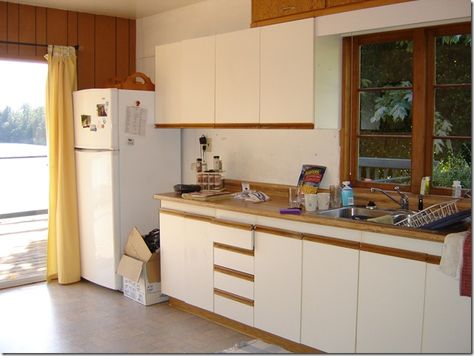 Ugly Laminate Oak 80's kitchen redos - The $159 Kitchen Makeover…REVEALED! Laminate Cabinet Makeover, 80s Kitchen, Redo Kitchen Cabinets, Cost Of Kitchen Cabinets, Laminate Kitchen Cabinets, Cheap Kitchen Cabinets, Laminate Cabinets, Laminate Kitchen, Kitchen Transformation