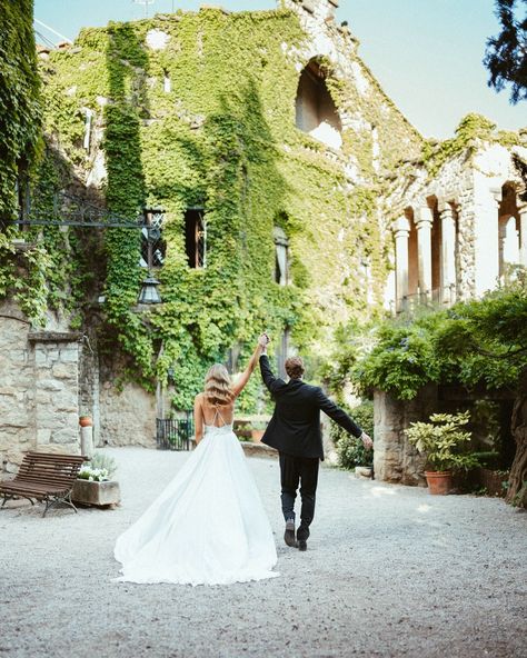 Where is the perfect destination wedding location for your dream summer or fall wedding? EUROPE OF COURSE! This Spanish wedding venue is called La Baronia and it's the dreamiest escape right outside of Barcelona! If you are looking for a cozy elopement location or a space for an intimate wedding in Europe, it's here! Tap the pin to see more of this incredible wedding venue in Spain! Wedding Europe, European Wedding Venue, Dream Wedding Locations, Small Outdoor Wedding, Destination Wedding Spain, Destination Wedding Decor, Destination Wedding Ideas, Europe Wedding, Wedding Spain