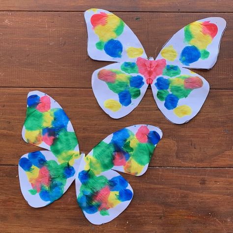 Butterfly Symmetry Art for Toddlers. This is a great art project for toddlers and pre-school students. This is a great simple educational art project for teaching symmetry. It is a fun and simple butterfly art project that just requires paint, paper, and brushes. #art #artproject #toddlerart #butterflyart #schoolart #learning #preschoolart #artforkids #kidart #artsandcrafts #artteacher #symmetry #symmetryart Butterfly Symmetry, Butterfly Crafts Preschool, Butterfly Art And Craft, Spring Crafts Preschool, Mini Beasts, Butterfly Project, Insect Crafts, Butterfly Craft, Toddler Art Projects