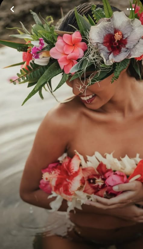 Tropical Dress Outfit, Polynesian Dance, Flowers In My Hair, Hawaiian Dancers, Polynesian Designs, Hula Dancers, Hawaiian Art, Island Life Style, Hawaiian Culture