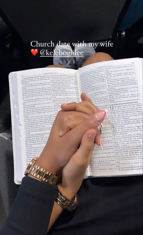 Black Love Praying Together, Bible Reading With Boyfriend, My Future Husband Pictures, Relationship With God Aethstetic, Couples Reading The Bible Together, God Based Relationship, Couple Activities Aesthetic Ideas, Couple Bible Study Aesthetic, Godly Man Aesthetic