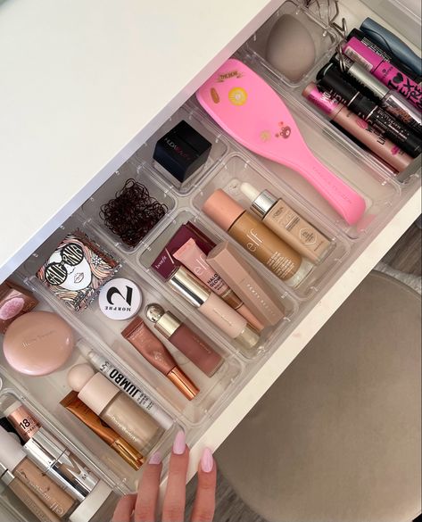 Vanity Makeup Drawers, Makeup Vanity Inspo Aesthetic, Inside Vanity Drawers, Makeup And Skincare Organization Drawer, Vanity Ideas Drawers, Pink Aesthetic Vanity, Makeup Vanity Organization Ideas Bedroom, Aesthetic Makeup Drawer, Makeup In Drawer Organization