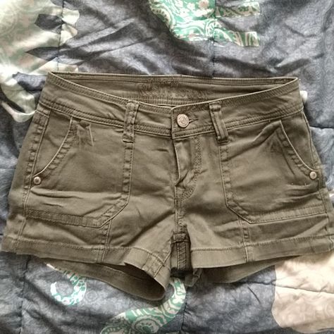 Nwot Size 5 Cute Khaki Shorts, Grunge Shorts, Cute Bottoms, Short Jean Shorts, 2000s Outfits, Camo Shorts, Brown Shorts, Cute Outfits For School, Fire Fits