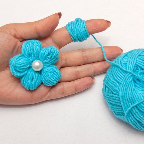 Woolen Flower Making, Woolen Flower, Yarn Flowers, Thick Thread, Flower Craft, Small Baby, Flower Tutorial, Rose Design, Flower Crafts