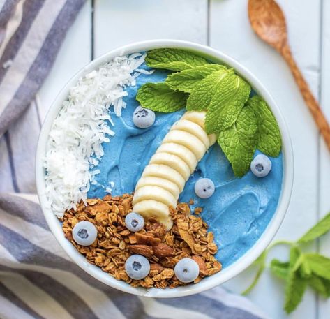 Vegan Smoothie Bowl Recipes, Protein Calculator, Spirulina Smoothie, Frozen Cauliflower, Vegan Smoothie Bowl, Acai Bowls Recipe, Breakfast Smoothie Bowl, Blue Spirulina, Spirulina Powder