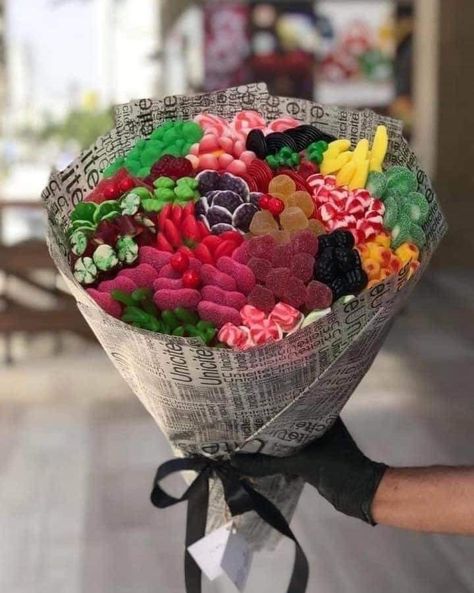 Gummy Bouquet, Cow Cakes, Food Bouquet, Candy Bouquet Diy, Dessert Gifts, Sweet Gift Ideas, Sweet Bouquet, Dessert Candles, Birthday Bouquet